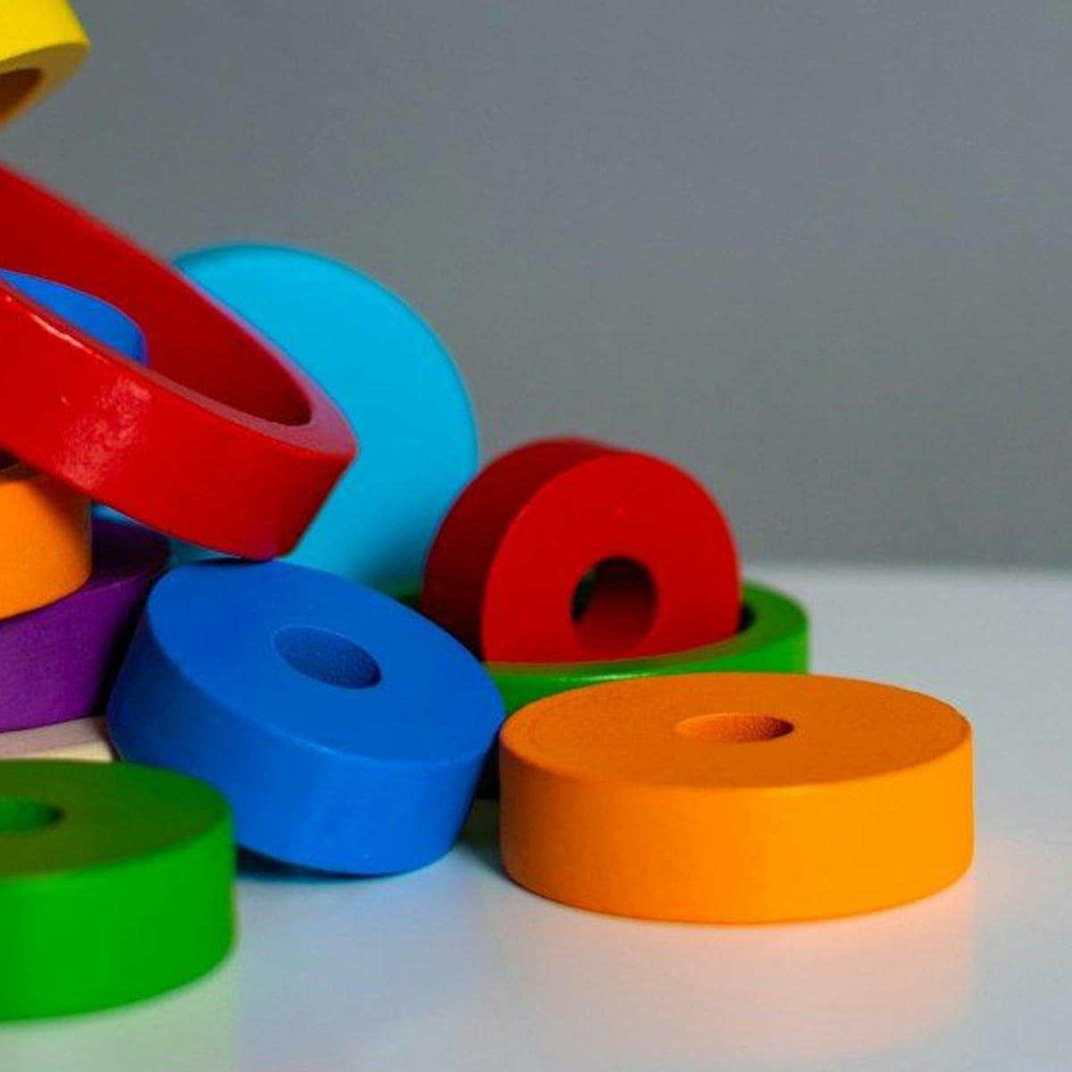 Argolas de madeira coloridas espalhadas sobre a mesa